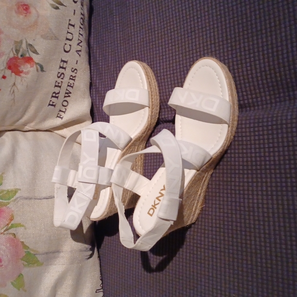 DKY Elastics Wedged Sandal - Picture 2 of 7